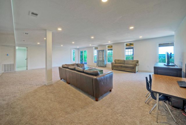 198 Rolling Oak DR, Elgin, TX 78621