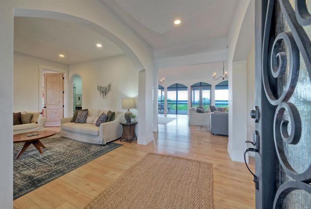 198 Rolling Oak DR, Elgin, TX 78621