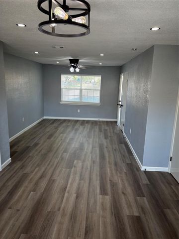 2929 8th Avenue N, Texas City, TX 77590