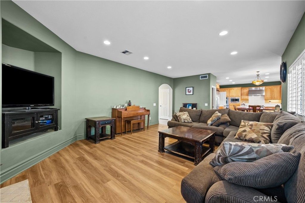 Image 20 of property listing at 15355 Michael Crest Drive, Canyon Country, CA 91387