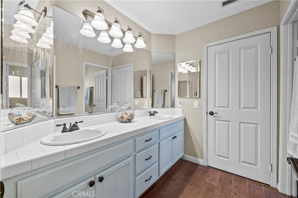 Image 27 of property listing at 15355 Michael Crest Drive, Canyon Country, CA 91387