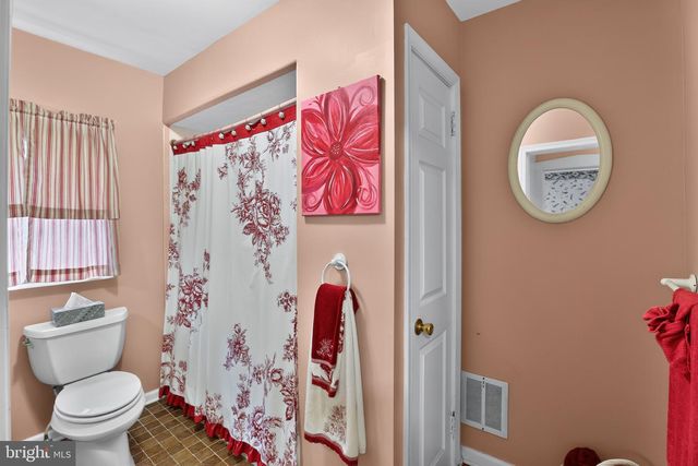 305 GROVE AVE, West Berlin, NJ 08091