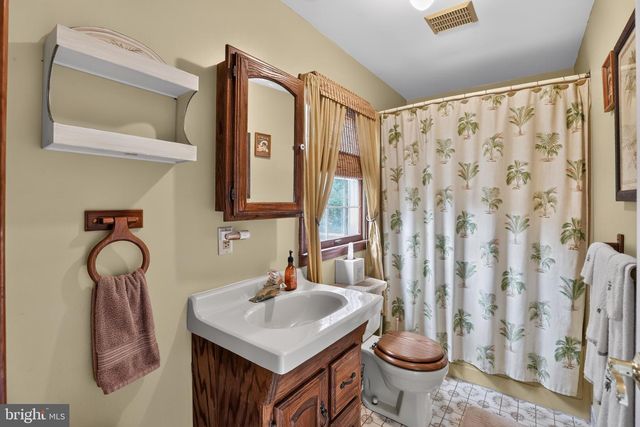 305 GROVE AVE, West Berlin, NJ 08091