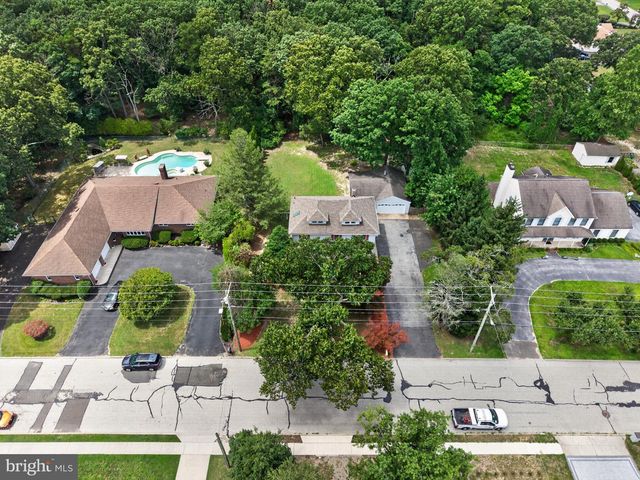 305 GROVE AVE, West Berlin, NJ 08091