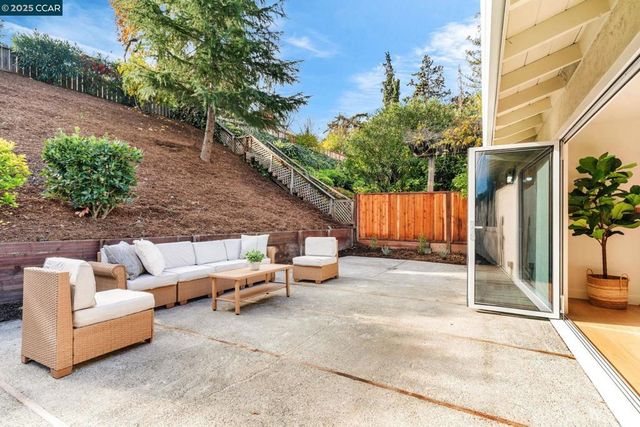 421 Roanoke Dr, Martinez, CA 94553