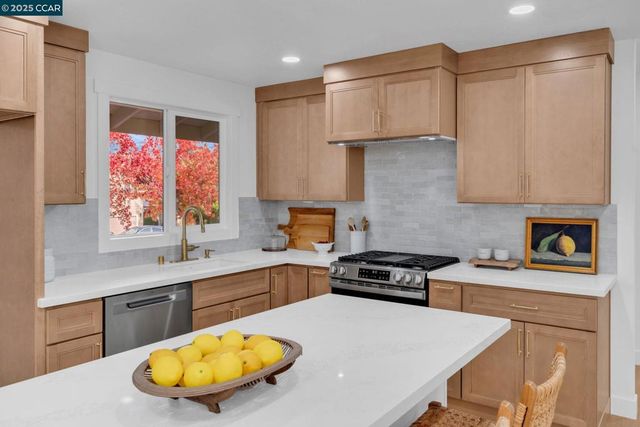 421 Roanoke Dr, Martinez, CA 94553