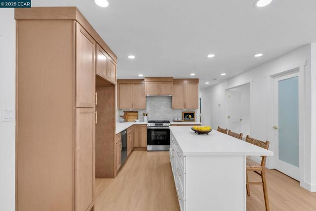 421 Roanoke Dr, Martinez, CA 94553