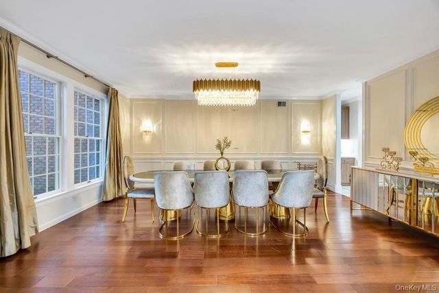 2 Old Bridge Court, Melville, NY 11747