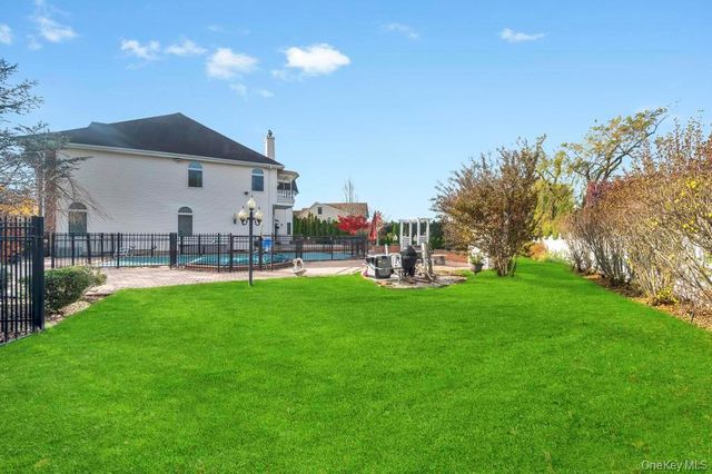 2 Old Bridge Court, Melville, NY 11747