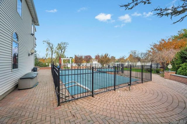 2 Old Bridge Court, Melville, NY 11747