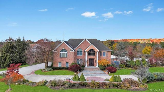 2 Old Bridge Court, Melville, NY 11747