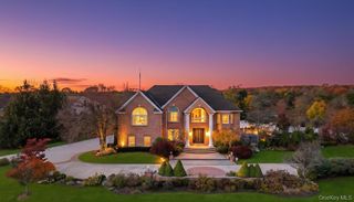 2 Old Bridge Court, Melville, NY 11747