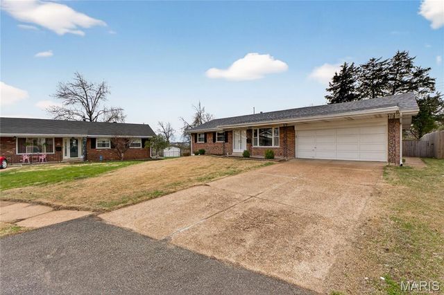 9999 Casa Rosa Drive, Affton, MO 63123