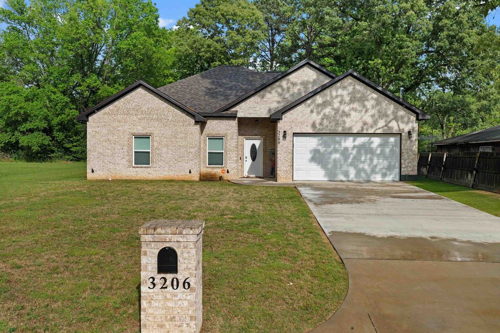 3206 Carrie Ln, Longview, TX 75602