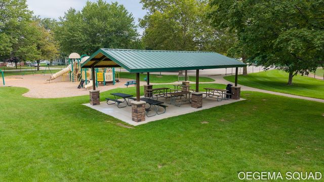 15 E 35th Street, Holland, MI 49423