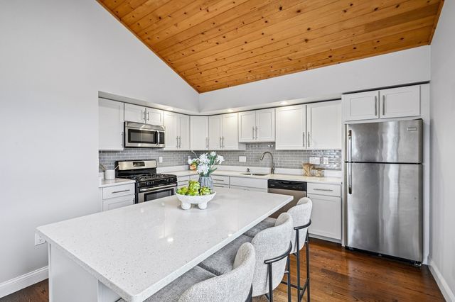 32 Farragut Ave 3, Somerville, MA 02144