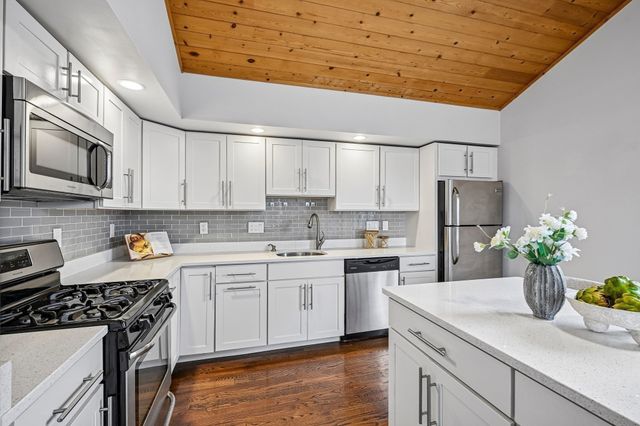 32 Farragut Ave 3, Somerville, MA 02144