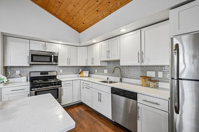 32 Farragut Ave 3, Somerville, MA 02144