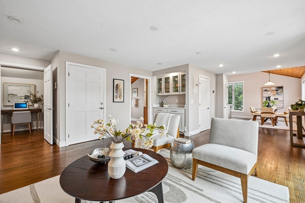 32 Farragut Ave 3, Somerville, MA 02144