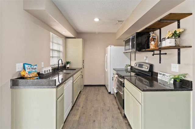 608 DORA AVENUE, Tavares, FL 32778