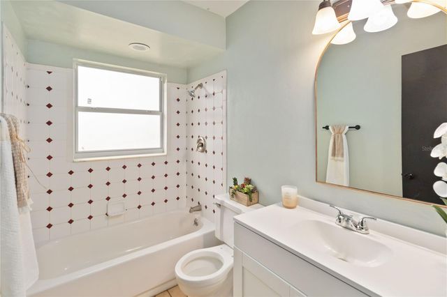 608 DORA AVENUE, Tavares, FL 32778