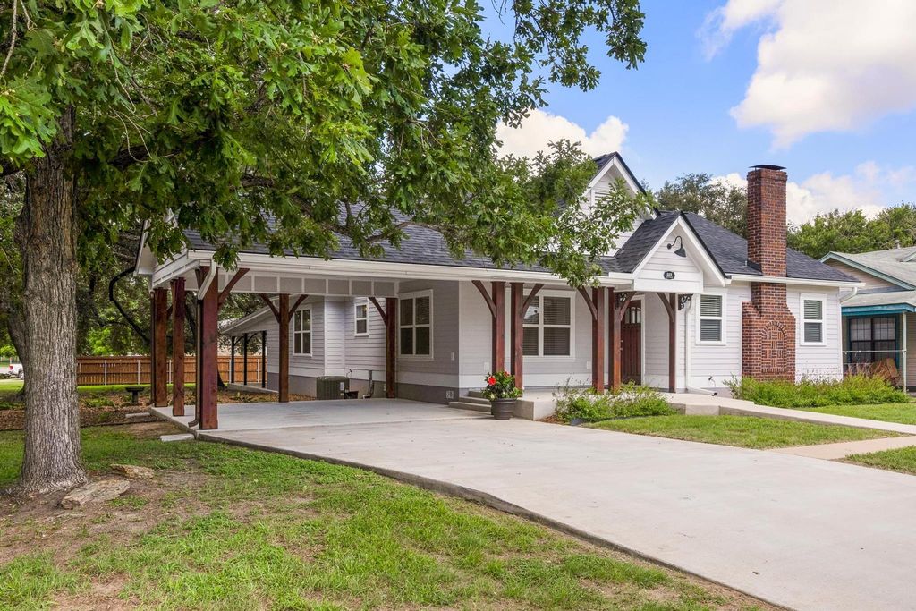 522 S Walnut Ave, Luling, TX 78648