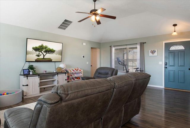 1430 S Tomahawk Avenue, Republic, MO 65738