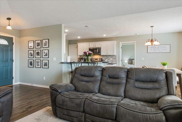 1430 S Tomahawk Avenue, Republic, MO 65738