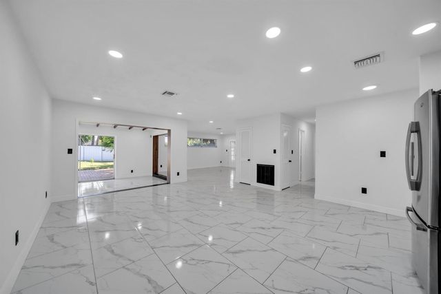 139 E Lake Drive, Lehigh Acres, FL 33936