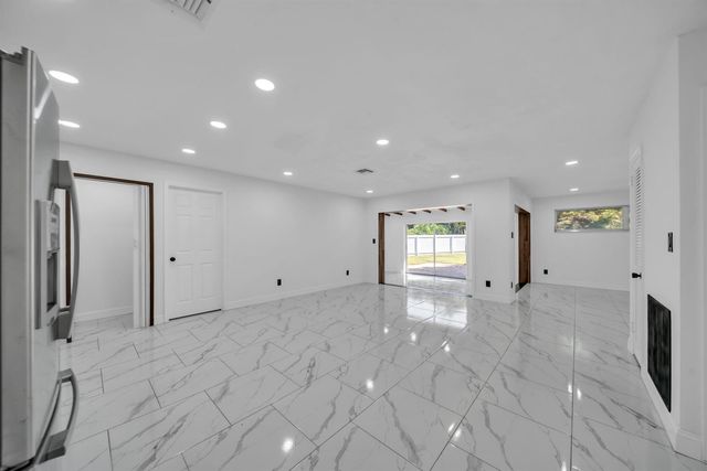 139 E Lake Drive, Lehigh Acres, FL 33936