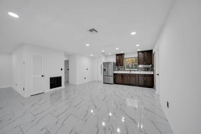 139 E Lake Drive, Lehigh Acres, FL 33936
