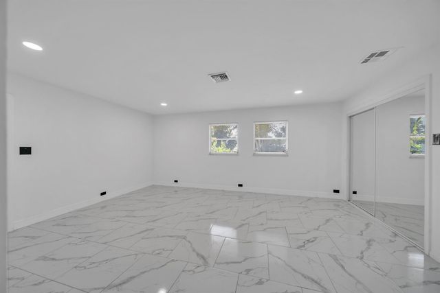 139 E Lake Drive, Lehigh Acres, FL 33936