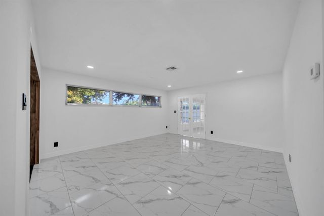 139 E Lake Drive, Lehigh Acres, FL 33936