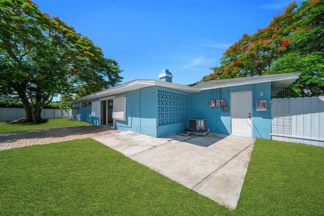139 E Lake Drive, Lehigh Acres, FL 33936