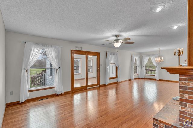 221 NW 62nd St, Topeka, KS 66617