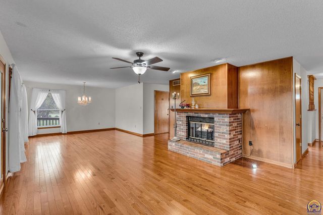 221 NW 62nd St, Topeka, KS 66617