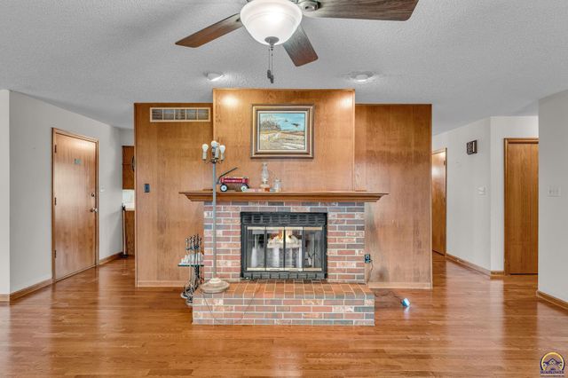 221 NW 62nd St, Topeka, KS 66617