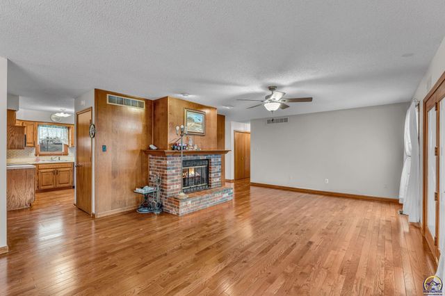 221 NW 62nd St, Topeka, KS 66617