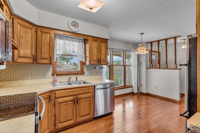 221 NW 62nd St, Topeka, KS 66617
