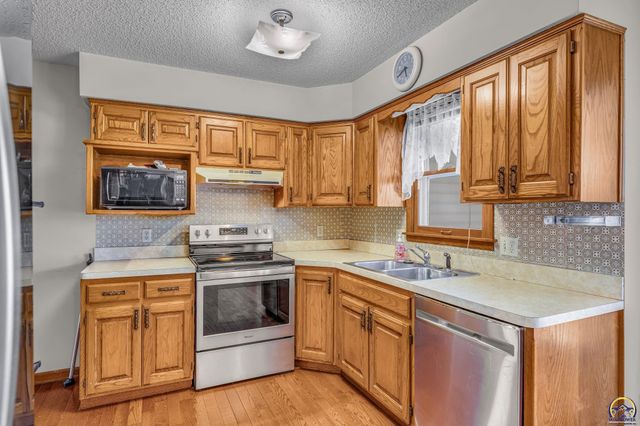 221 NW 62nd St, Topeka, KS 66617