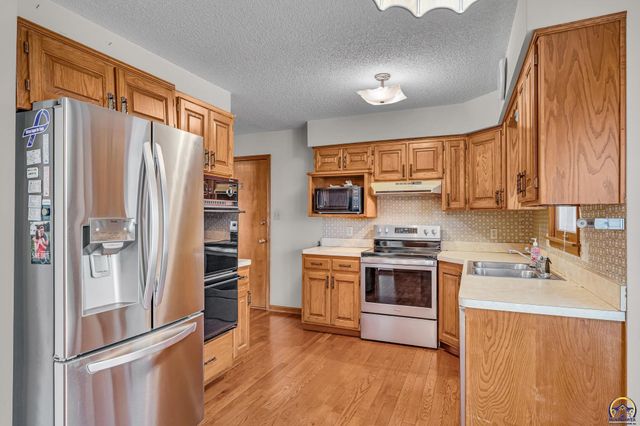 221 NW 62nd St, Topeka, KS 66617