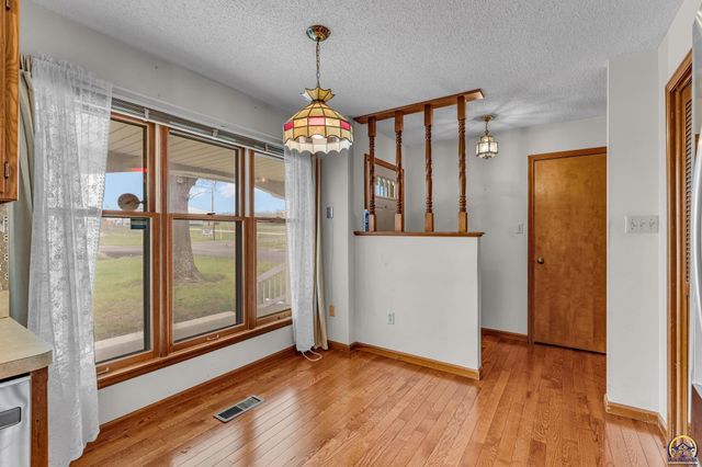 221 NW 62nd St, Topeka, KS 66617