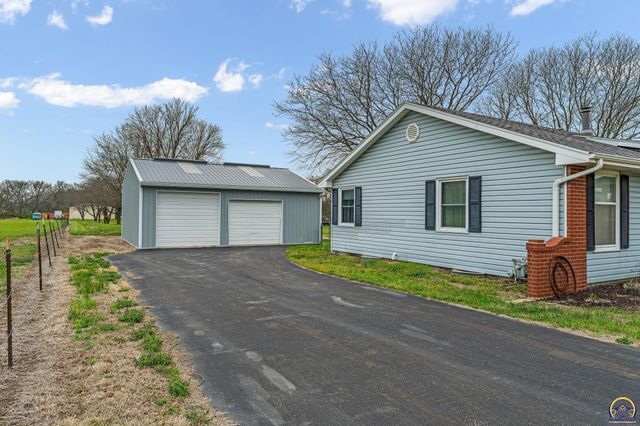 221 NW 62nd St, Topeka, KS 66617