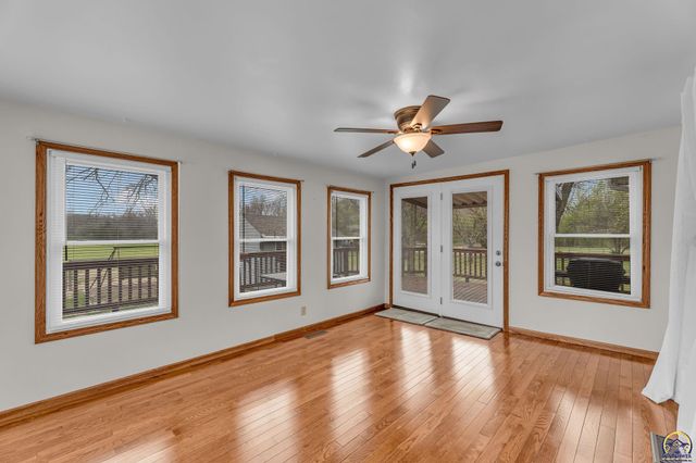 221 NW 62nd St, Topeka, KS 66617