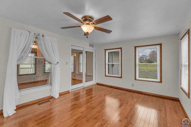 221 NW 62nd St, Topeka, KS 66617