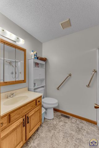 221 NW 62nd St, Topeka, KS 66617