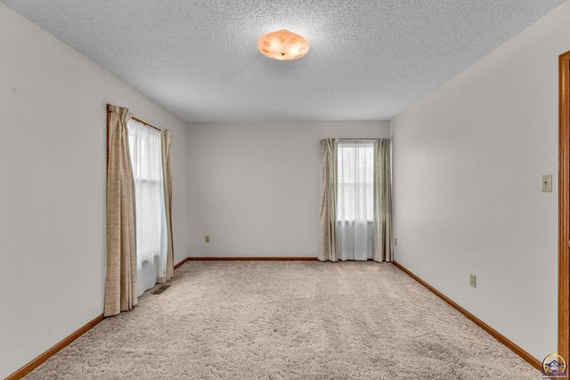 221 NW 62nd St, Topeka, KS 66617