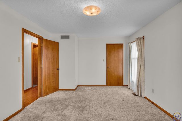 221 NW 62nd St, Topeka, KS 66617
