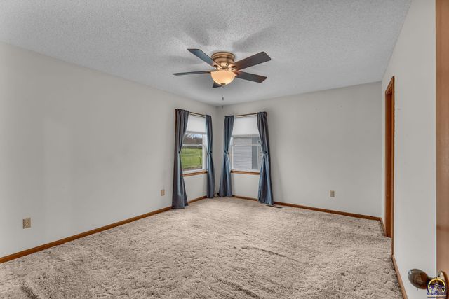 221 NW 62nd St, Topeka, KS 66617