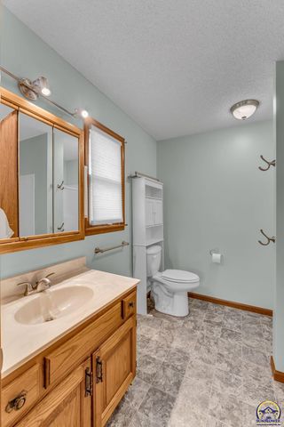 221 NW 62nd St, Topeka, KS 66617